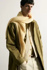 Parka relaxed fit confeccionada en denim de algodón color verde militar, con cuello solapa, bolsillos de vivo en la cadera y cierre frontal con cremallera oculta por solapa con botones a presión.
