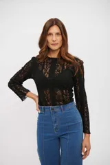 Top de encaje negro de manga larga, con diseño ajustado y cuello redondo.