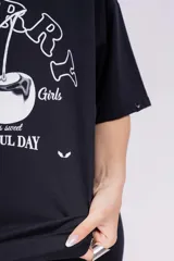 Remerón blanco de corte holgado con estampado de cerezas y texto en color rosa.