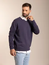 Sweater azul marino de algodón con cuello en V y logo bordado en el pecho.