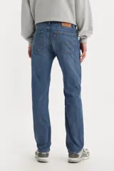 Jeans de corte regular fit en color azul medio, con diseño clásico de cinco bolsillos y cierre frontal con botón y cremallera.