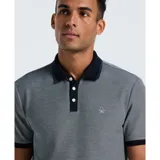 Polo de manga corta confeccionada en tejido piqué con textura fina. Presenta cuello y puños en color azul marino en contraste, cierre frontal de tres botones y logo bordado en el pecho.