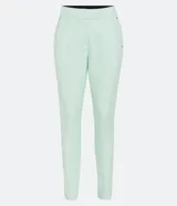 Pantalón de vestir rojo con corte cigarette, bolsillos delanteros y aberturas laterales en el ruedo.