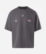 Remera gris oscuro de corte oversized con cuello redondo y manga corta. Cuenta con estampa frontal en color rosado con texto "LEAD THE WAY", tres estrellas y grafismo de números.
