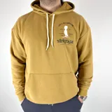 Canguro mostaza de algodón extra suave con capucha y cordones blancos. Estampa frontal con texto "Let's Go Explore", dibujo de un velero y logo "Heritage Vintage Sailing Spirit".