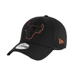 Gorro New Era negro con logo de los Chicago Bulls bordado en naranja en el frente y logo de New Era bordado en el lateral.