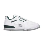 Championes Lacoste modelo M89, de diseño urbano y deportivo. Presentan una base de cuero blanco con perforaciones laterales para mayor ventilación, detalles en color verde oscuro en el cuello, logo de la marca y refuerzos, y una suela de goma gris con diseño texturizado.