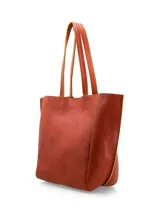 Cartera tipo shopper de cuero color terracota, sin forro y con terminaciones al corte. Cuenta con bolsillo interior con cierre.