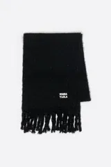 Bufanda de tejido cepillado con acabado brillante de lúrex, color negro, con flecos en los extremos y etiqueta con logo de la marca.