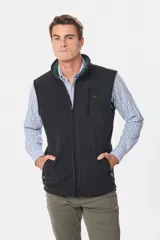 Chaleco deportivo rojo de polar con forro e interior en color azul combinado, cierre frontal y bolsillos delanteros con cierre metálico personalizado. Incluye dos bolsillos interiores con cierre y logo bordado en el pecho.