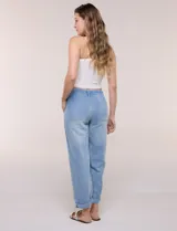 Pantalón tipo jean de corte relajado y pierna ancha, color celeste, con pretina elástica en la espalda, cordón de ajuste frontal y dobladillo en los tobillos.