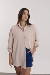 Camisa beige de corte amplio, con cuello clásico y mangas 3/4.