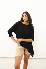Poncho asimétrico negro de lino, con cuello a la base y mangas 3/4.