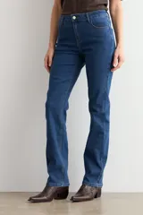 Jean de corte recto y tiro medio, confeccionado en denim azul clásico con costuras a tono.