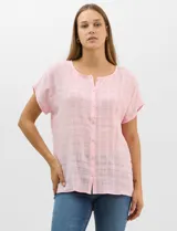 Blusa de corte fluido confeccionada en algodón con tejido texturizado de patrón a cuadros. Presenta mangas cortas caídas, escote redondo y cierre frontal completo con botones.