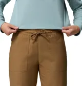Pantalon tipo jogger de color marrón, con cintura elástica ajustable mediante cordón, bolsillos frontales tipo cargo y puños elásticos en los tobillos.
