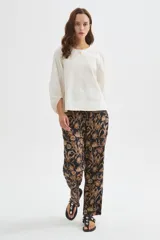 Babucha de viscosa con estampado floral en tonos marrones y beige, de corte recto y ajuste cómodo.