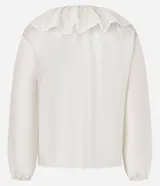 Blusa color blanco confeccionada en voile, de mangas largas con elástico en los puños, cuello en V con volado y lazo con adornos metalizados.