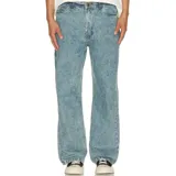 Pantalón de jean de corte recto con diseño de cinco bolsillos, confeccionado en tela de algodón de 12 onzas con acabado gastado.