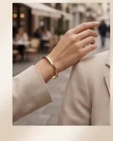 Pulsera tipo esclava rígida de diseño minimalista y acabado pulido brillante.