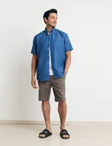 Camisa azul con estampado de lunares blancos, de manga corta y corte clásico.