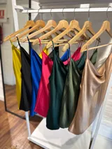 Musculosa de satén con escote drapeado tipo buche y breteles finos ajustables.