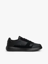 Zapatillas bajas Tommy Hilfiger confeccionadas en piel napa de alta calidad, con paneles texturizados y diseño de corte bajo. Presentan detalles de ventilación en la parte superior, cierre con cordones y suela de EVA dentada.