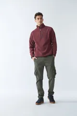 Buzo polar de algodón azul marino con cuello elevado, logo estampado, bolsillo frontal con cierre y medio cierre frontal.