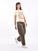 Remera negra de manga corta con cuello redondo y estampado frontal en blanco que dice "HEARTS ON FIRE".