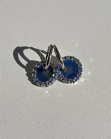 Par de aros de resina azul con borde de strass y arito de acero quirúrgico.