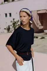 Top de punto color verde, con cuello redondo y mangas cortas anchas de corte holgado.