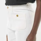 Pantalón jean de corte recto y largo cropped, color blanco, con diseño de cinco bolsillos, cierre frontal con botones metálicos visibles y costuras reforzadas.