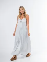 Vestido largo gris de breteles finos y escote en V, confeccionado en tela nacarada.