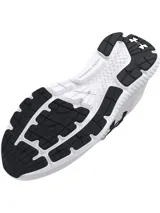 Championes de running Under Armour modelo Charged Rogue 4, color blanco con logo negro en el lateral. Presentan una parte superior de malla técnica transpirable, plantilla Deluxe Comfort System y entresuela Charged Cushioning para mayor amortiguación y respuesta.