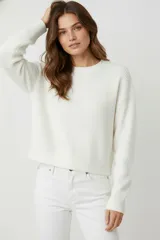 Sweater de viscosa color blanco, de tejido acanalado, con cuello redondo y calce holgado.