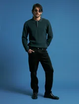 Remera de punto tipo polo con textura waffle, color verde petróleo, de manga larga y cuello con cierre de botones.