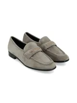 Mocasines de gamuza color gris topo, con detalle de estribo metálico dorado en el empeine y tacón bajo.