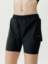 Short deportivo doble negro, con short interior ajustado de tejido Shapplex_B con acabado láser y logo troquelado, y short exterior de tejido técnico ultraligero. Cintura elástica.