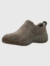 Zapato tipo slip-on de hombre, confeccionado en cuero gamuzado color marrón. Presenta un diseño sin cordones con paneles elásticos laterales para facilitar el calce y una suela técnica de goma con tecnología Spinal para mayor soporte y amortiguación.