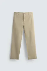 Pantalón de corte recto confeccionado en tejido de sarga, con cintura elástica, bolsillos laterales y bolsillos traseros de vivo. Presenta cierre frontal con cremallera y botón.