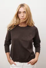 Sweater de punto color marrón, con cuello redondo y manga larga.