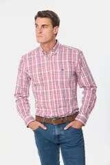 Camisa de manga larga con estampado de cuadros en tonos azules, grises y marrones. Presenta cuello abotonado, bolsillo frontal en el pecho y botones personalizados.