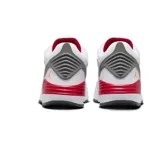 Championes Jordan Max Aura 5 de diseño deportivo, con base blanca, detalles en rojo vibrante y acentos en naranja y gris. Presentan una estructura de cuero y material sintético con perforaciones laterales para ventilación, unidad de aire visible en el talón y logo Jumpman lateral.