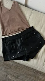 Short mini de ecocuero color crudo, con bolsillos traseros y detalle de bordado en uno de ellos.