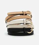 Set de tres cinturones finos de cuero sintético con hebilla redonda dorada: uno color beige, uno color blanco y uno color negro.
