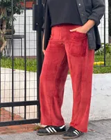 Pantalon de corte barrel en plush de algodon color bordó, con tiro medio, bolsillos frontales y traseros, y faja ancha en la cintura.