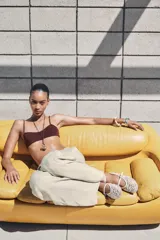 Zapato plano tipo bailarina color beige, con capellada de mesh bordado con flores y perlas. Tiene tira delantera con hebilla y punta redonda.