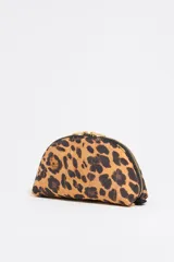 Neceser de nylon con estampado de leopardo, forma de media luna y cierre de cremallera dorado. Presenta un logo metálico de Bimba y Lola en la parte frontal.