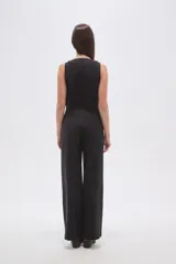 Pantalon de vestir negro de corte recto, confeccionado en viscosa, con calce medio y bolsillos laterales.