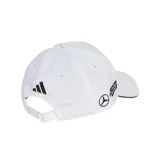 Gorra Adidas negra con logo de Mercedes Benz bordado en blanco en el frente y logo de Adidas bordado en blanco en la visera.